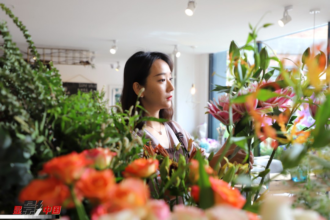 每天和花打交道是一個幸福的職業(yè)，但同時也充滿壓力和挑戰(zhàn)，“花在呈現(xiàn)給客人的那一瞬間是美好的，但前面的每一個步驟都是很辛苦的。”王黎媛說，花藝是最原始的手工藝產(chǎn)品，沒有辦法機械化、流程化和規(guī)模化，必須要用雙手一點點地賦予其生命和美感。圖為王黎媛在挑選制作花束的鮮花。新華網(wǎng) 周亞平/攝 念新洪/文